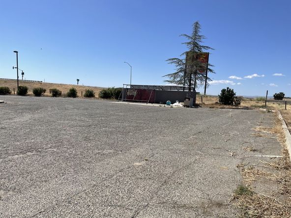 Freestanding Freeway Visible Restaurant + Equipment : 25014 W Dorris Ave, Coalinga, CA 93210